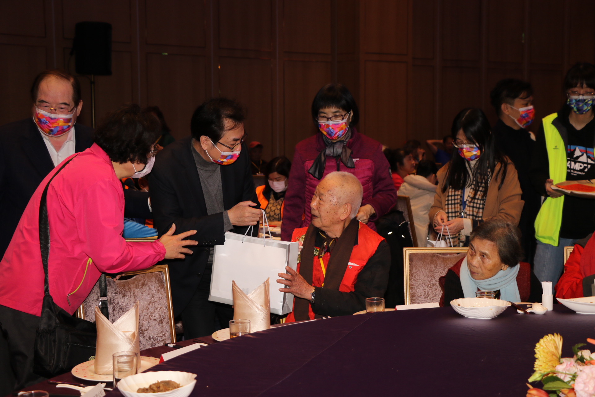 劉和然（左3）代表侯友宜致贈長輩電子保溫杯組  左1為先嗇宮董事長李乾龍